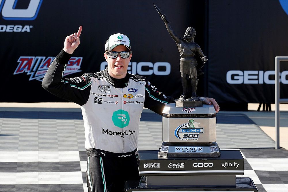 Race winner Brad Keselowski, Team Penske, Ford Mustang