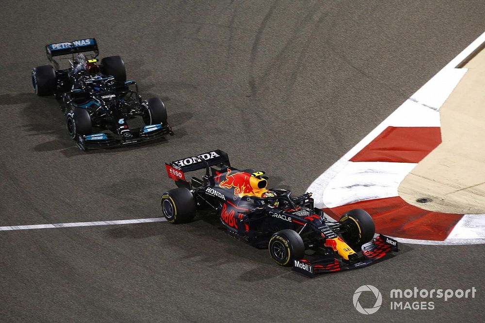 Sergio P&eacute;rez, Red Bull Racing RB16B, Valtteri Bottas, Mercedes W12