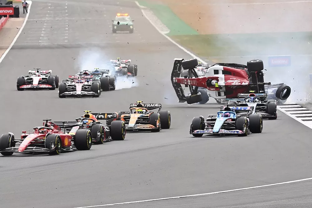 El accidente de Zhou Guanyu, Alfa Romeo C42, George Russell, Mercedes W13 en el inicio de la carrera