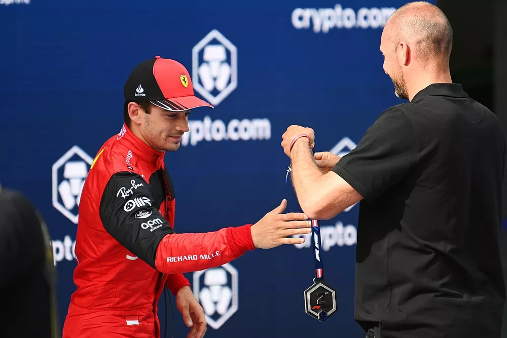 Le deuxi&egrave;me du sprint Charles Leclerc, Ferrari, re&ccedil;oit sa m&eacute;daille