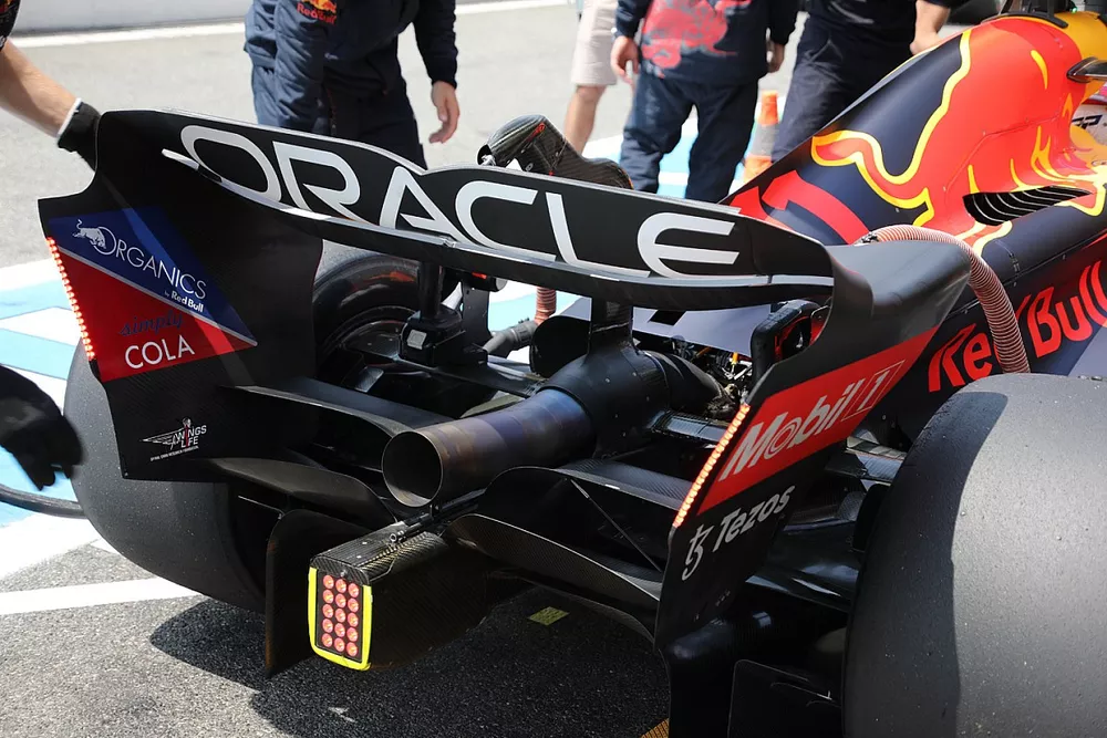 Detalle del aler&oacute;n trasero del Red Bull Racing RB18