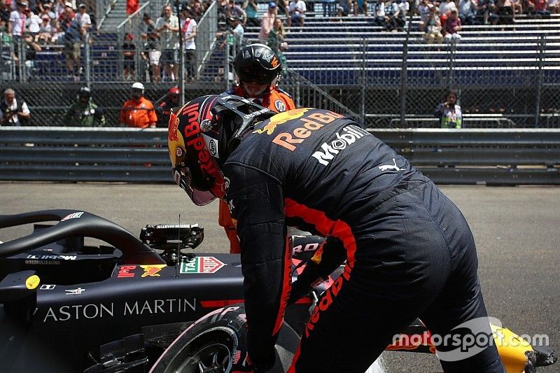 Max Verstappen, Red Bull Racing RB14 mira su coche accidentado