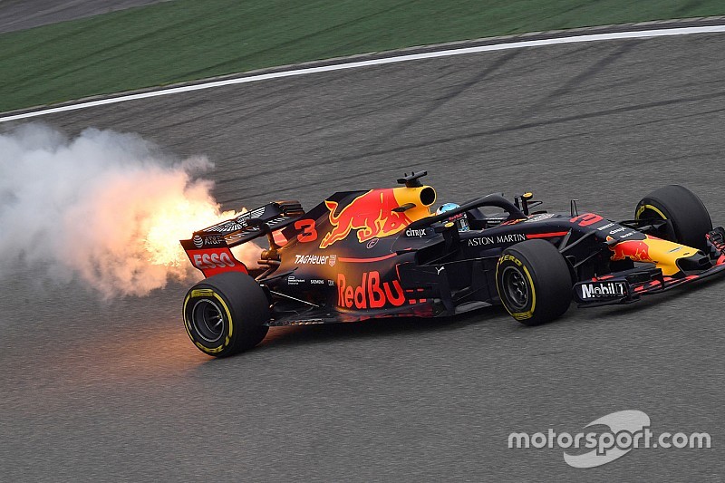 Галерея: сезон Red Bull з тягарем під капотом