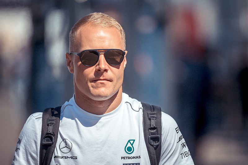 A Mercedes valami újdonsággal készül a rajtoknál