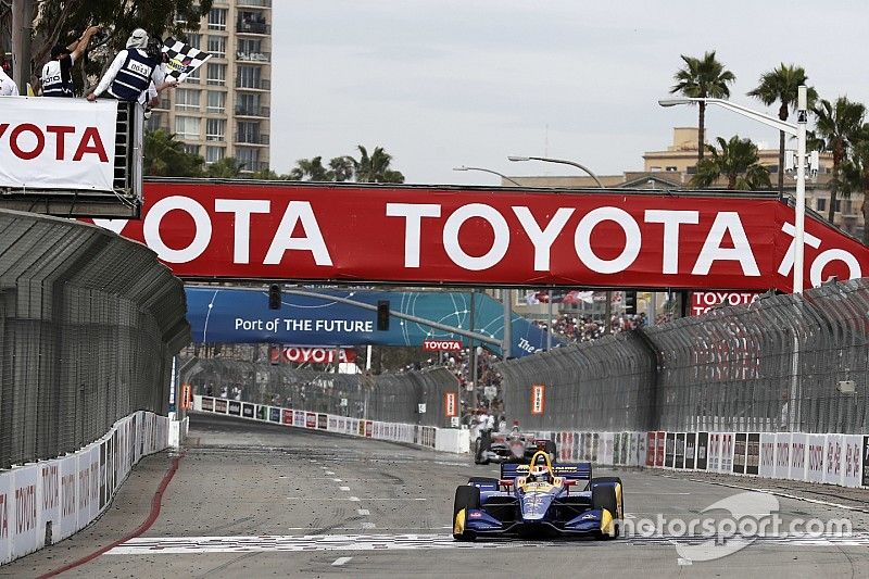 Alexander Rossi, Andretti Autosport Honda takes the checkered flag