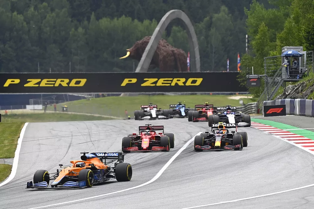 Daniel Ricciardo, McLaren MCL35M , Charles Leclerc, Ferrari SF21, Sergio P&eacute;rez, Red Bull Racing RB16B