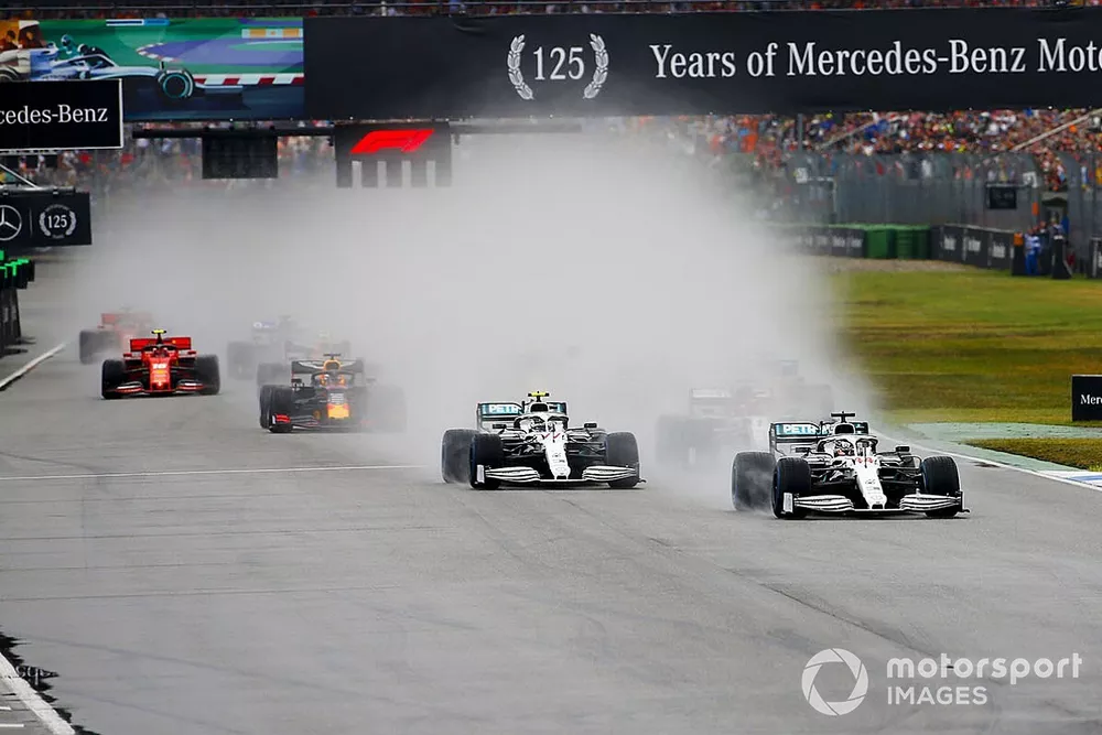 Lewis Hamilton, Mercedes AMG F1 W10, voor Valtteri Bottas, Mercedes AMG W10, Carlos Sainz Jr., McLaren MCL34, Max Verstappen, Red Bull Racing RB15, en de rest van het veld