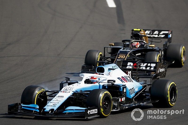 George Russell, Williams Racing FW42, leads Kevin Magnussen, Haas F1 Team VF-19