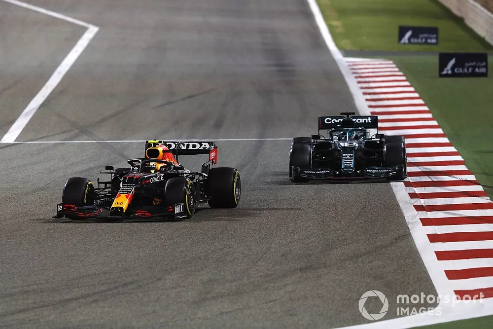 Sergio Perez, Red Bull Racing RB16B, Lance Stroll, Aston Martin AMR21