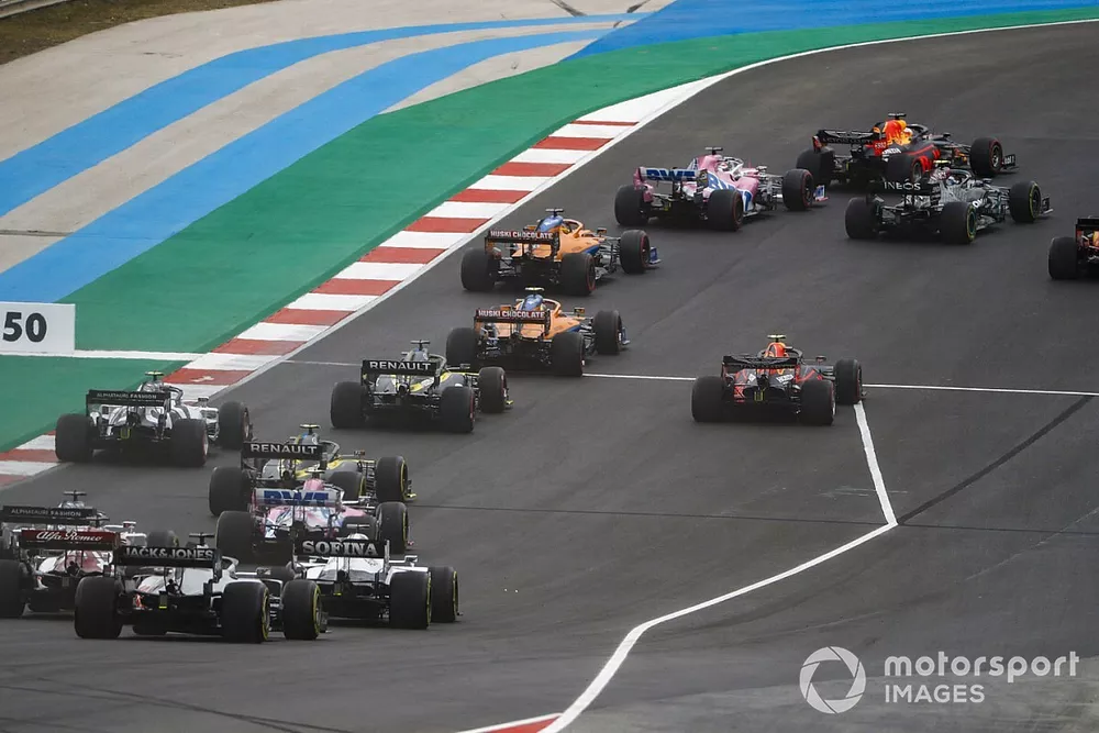 Max Verstappen, Red Bull Racing RB16, Valtteri Bottas, Mercedes F1 W11, Sergio Perez, Racing Point RP20, Charles Leclerc, Ferrari SF1000, Carlos Sainz Jr., McLaren MCL35, Lando Norris, McLaren MCL35, Alex Albon, Red Bull Racing RB16, and the rest of the field at the start