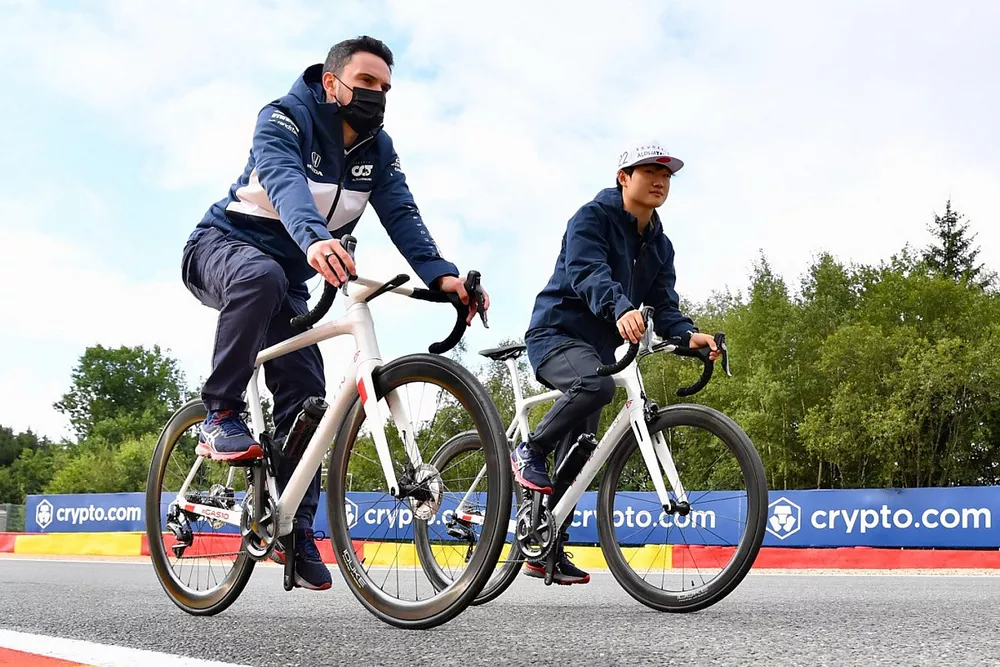 Yuki Tsunoda, AlphaTauri AT02, cycles the track