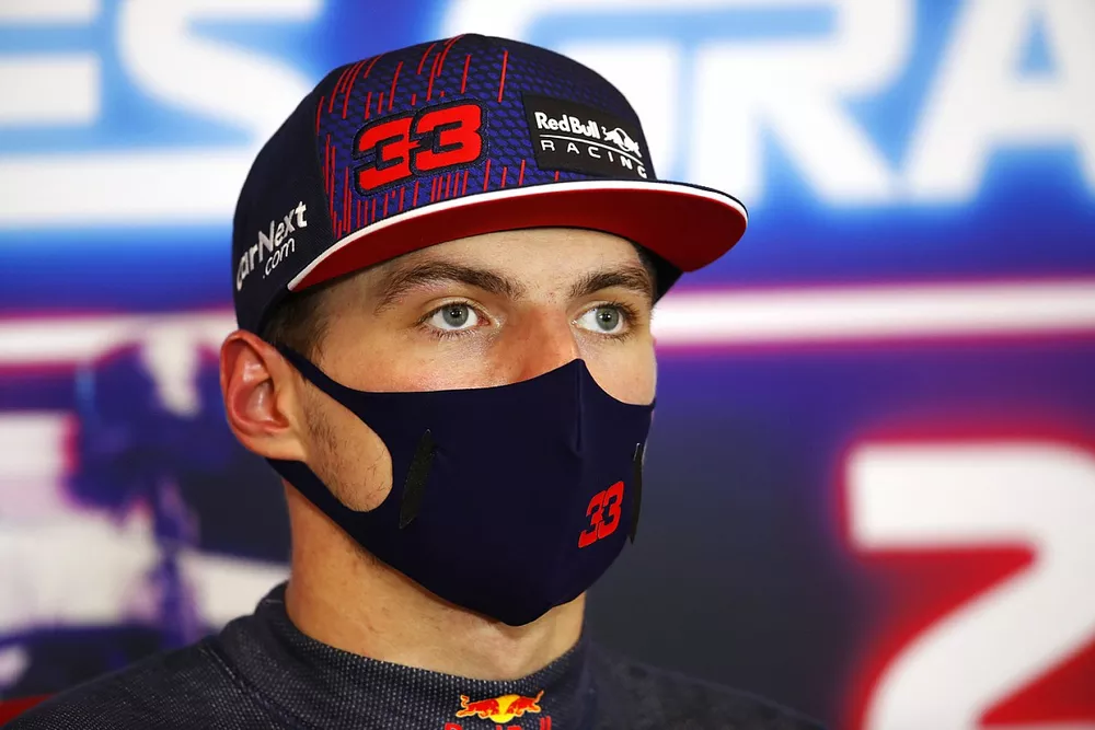Max Verstappen, Red Bull Racing, 1&ordf; posici&oacute;n, en la rueda de prensa