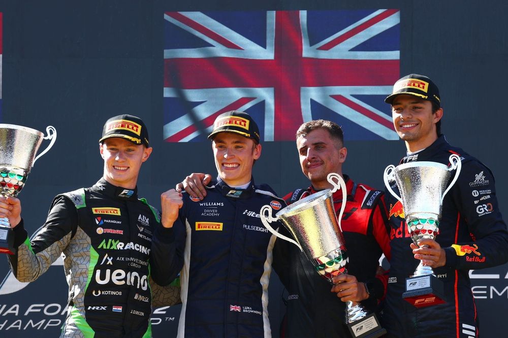 Podio: Luke Browning, Hitech TGR, segundo Joshua Durksen, AIX Racing, tercero Pepe Mart&iacute;, Campos Racing, y Bradley Gill, mec&aacute;nico de Hitech TGR