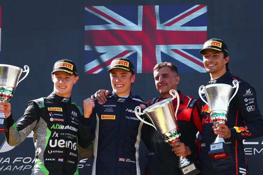 Podio: Luke Browning, Hitech TGR, segundo Joshua Durksen, AIX Racing, tercero Pepe Mart&iacute;, Campos Racing, y Bradley Gill, mec&aacute;nico de Hitech TGR
