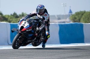 Race 2 WSBK Jerez: Bulega Hat-trick, Razgatlioglu Juara Dunia