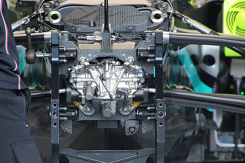 Detalle de la suspensi&oacute;n delantera del Mercedes F1 W11