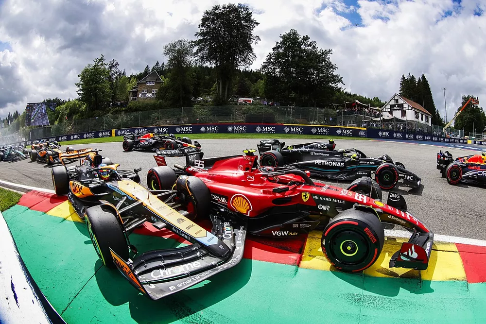 Carlos Sainz, Ferrari SF-23, Oscar Piastri, McLaren MCL60, s'accrochent au d&eacute;part