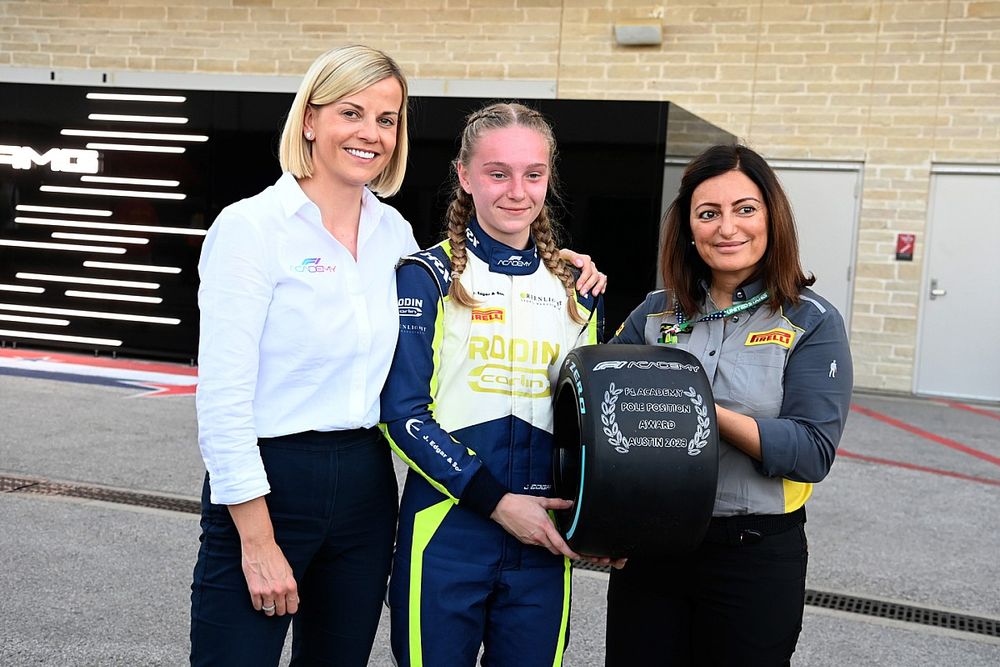 Susie Wolff, Directora General de F1 Academy, Jessica Edgar, Rodin Carlin, Marta Gasparin, Directora de Marketing de Pirelli, con el premio Pirelli Pole Position de F1 Academy.