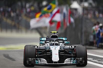 Mercedes bovenaan in tweede training, Verstappen door olielek lang binnen