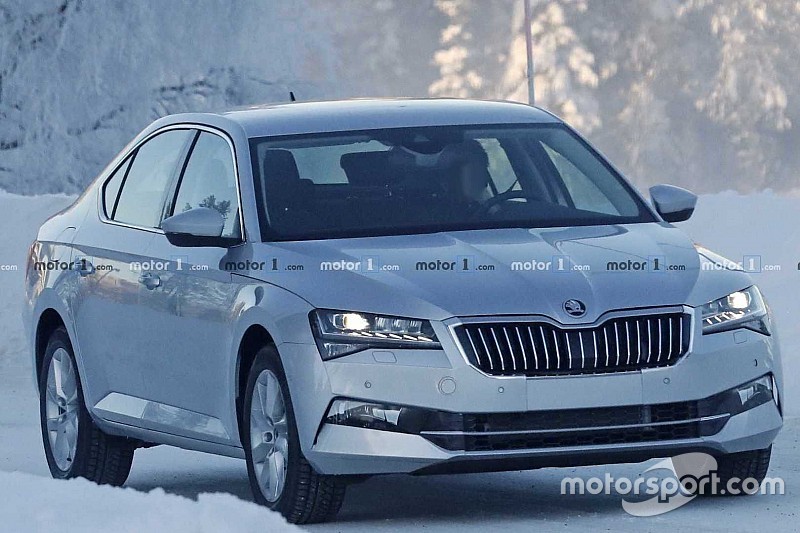 Нова Skoda Superb «засвітилася» з мінімальним камуфляжем