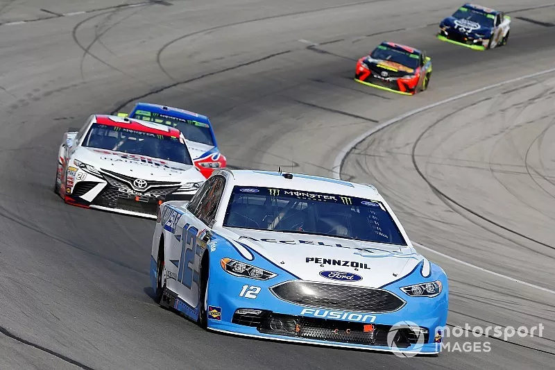Ryan Blaney, Team Penske, Ford Fusion Accella/Carlisle and Erik Jones, Joe Gibbs Racing, Toyota Camry Sport Clips