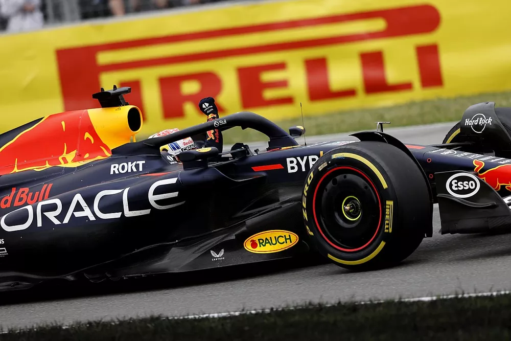 Max Verstappen, Red Bull Racing RB19, 1e positie, viert feest op weg naar Parc Ferme