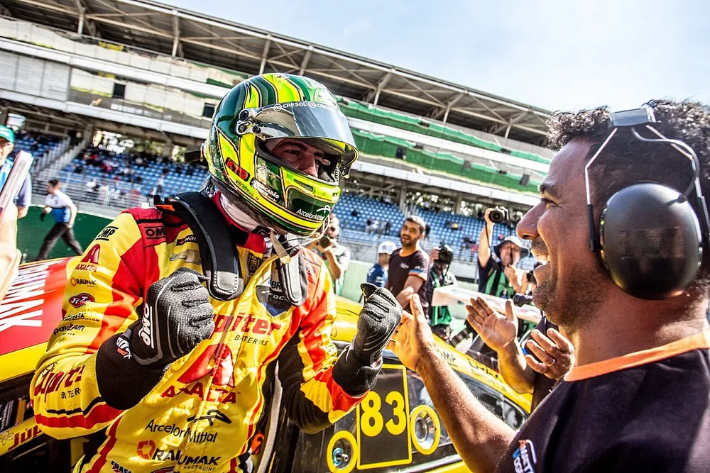 Gabriel Casagrande celebra pole position