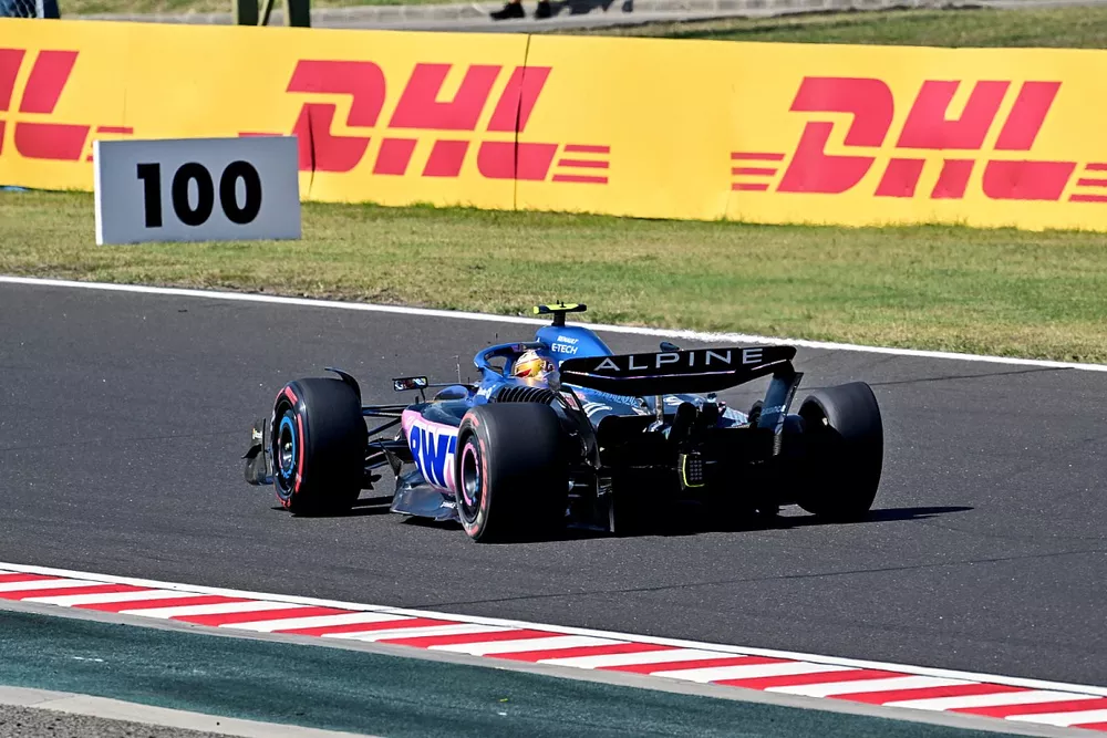 Pierre Gasly, Alpine A523, rentre au stand avec une crevaison