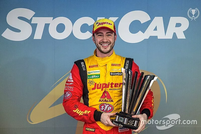 Gabriel Casagrande comemora pole em Goi&acirc;nia