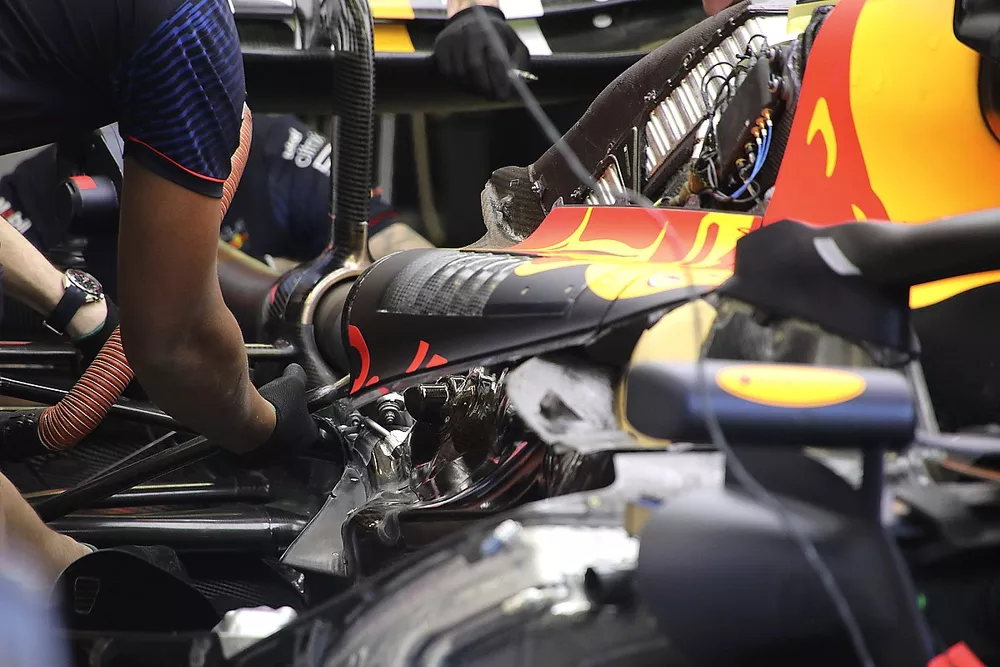 Red Bull Racing RB19, motor