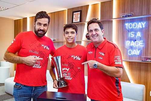 Pedro Clerot recebe trof&eacute;u da FIA pelo t&iacute;tulo de campe&atilde;o da F&oacute;rmula 4 Brasil