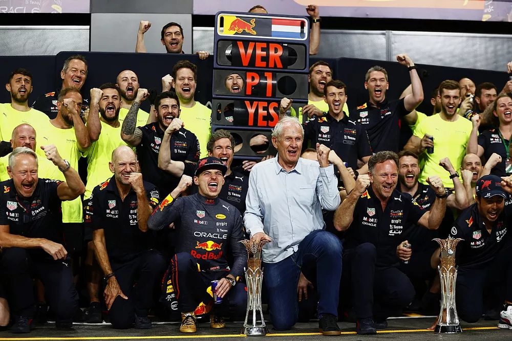 Adrian Newey, Chief Technology Officer, Red Bull Racing, Max Verstappen, Red Bull Racing, Helmut Marko, Consultant, Red Bull Racing, Christian Horner, Teambaas, Red Bull Racing, Sergio Perez, Red Bull Racing, de rest van het team vieren hun