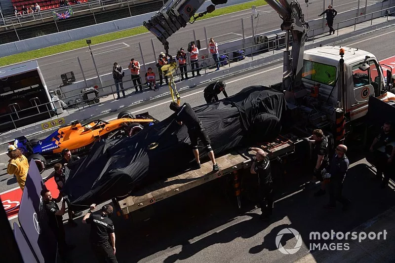 La monoplace de Valterri Bottas est ramen&eacute;e au stand Mercedes