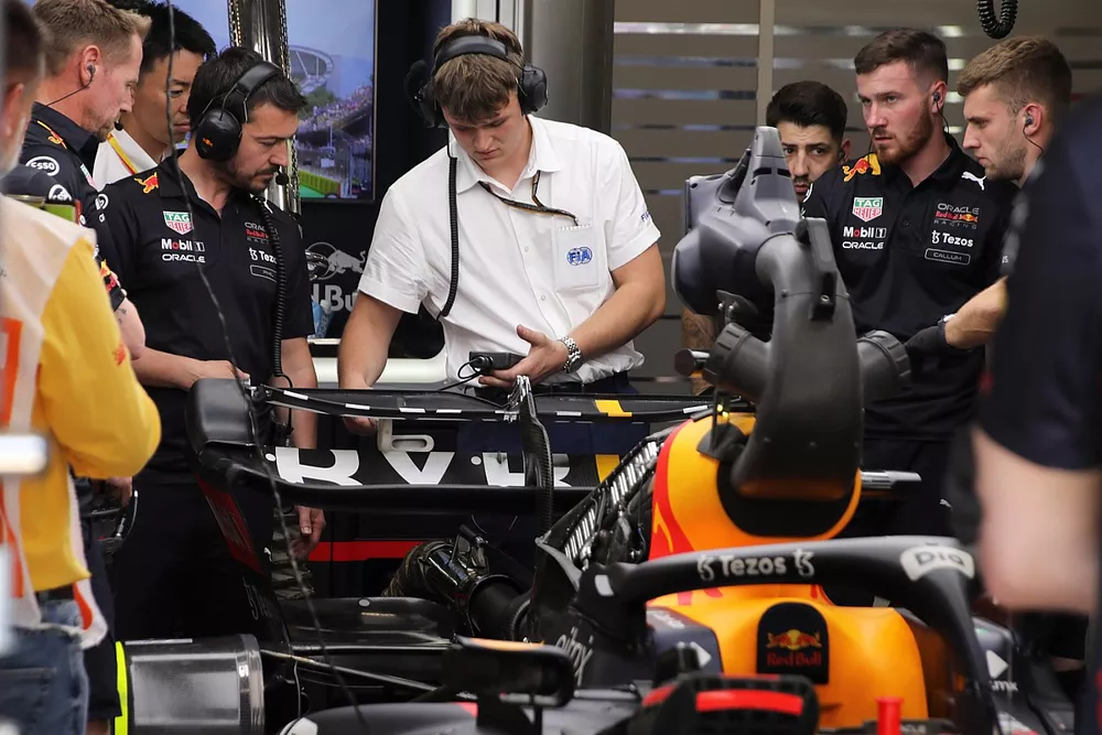 Des m&eacute;caniciens travaillent sur le DRS de Max Verstappen, Red Bull RB18