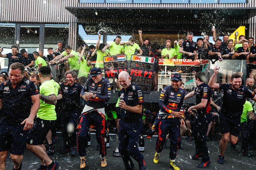 El equipo Red Bull,  Max Verstappen, Red Bull Racing, Sergio Pérez, Red Bull Racing, Adrian Newey, Jefe de Tecnología, Red Bull Racing y Christian Horner, Director del Equipo, Red Bull Racing, celebran su resultado de 1-2