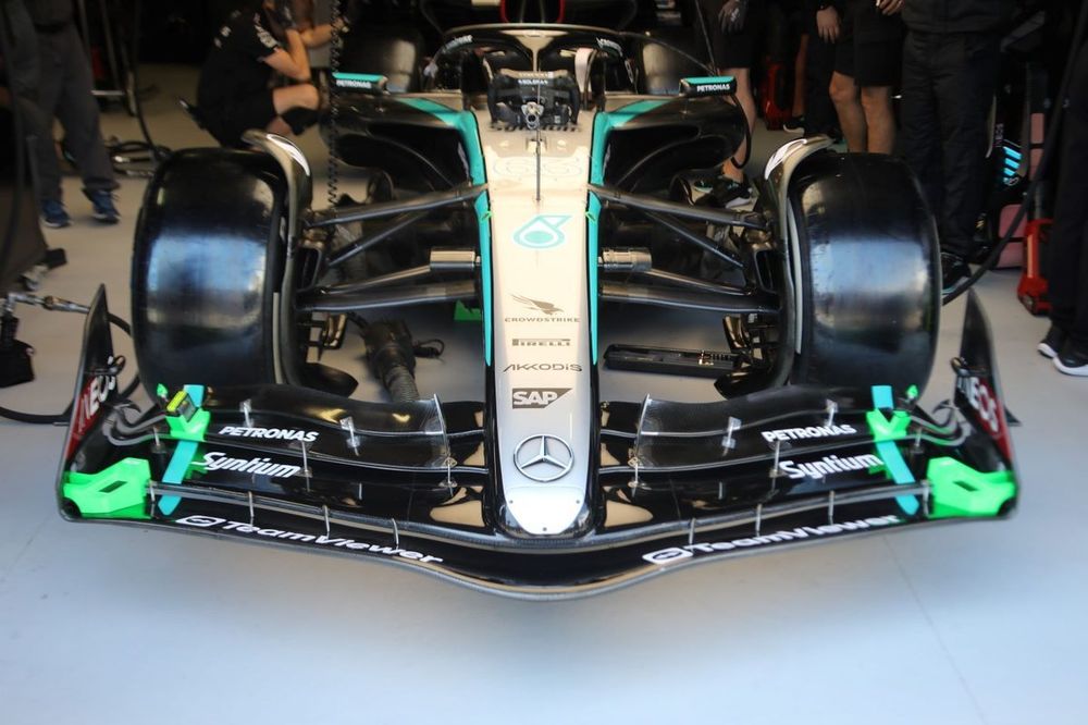 Mercedes W15 detalle del alerón delantero