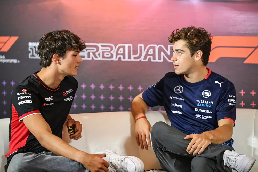 Oliver Bearman, Haas F1 Team, et Franco Colapinto, Williams Racing