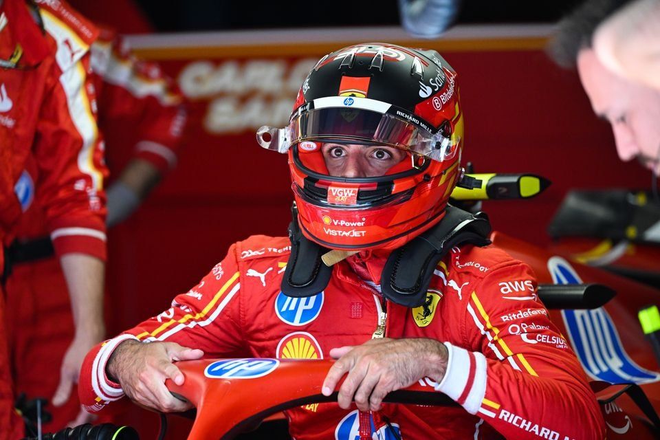 Carlos Sainz, Scuderia Ferrari, wchodzi do swojego kokpitu