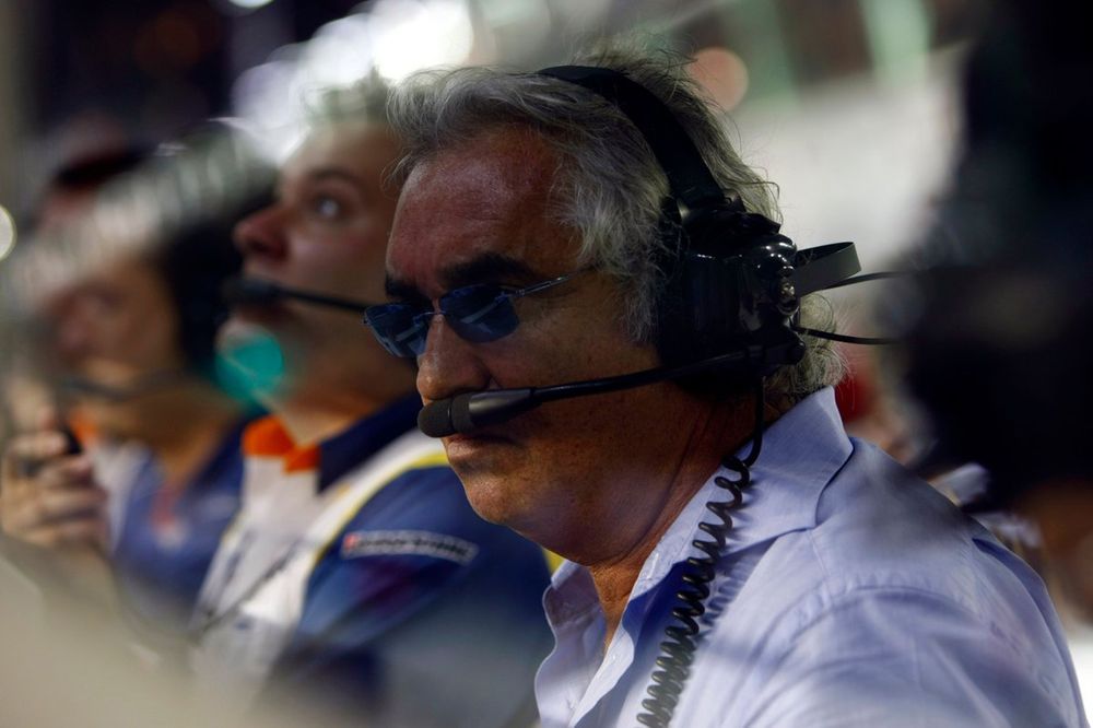 Flavio Briatore, Director General de Renault F1, en el muro de boxes