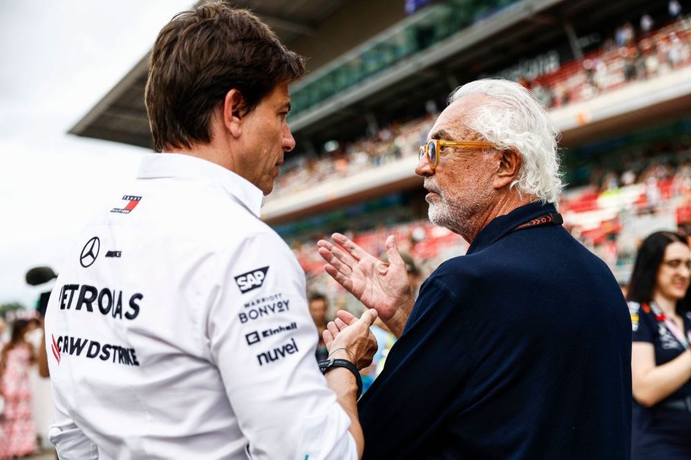 Toto Wolff, diretor da equipe e CEO da Mercedes-AMG F1 Team, Flavio Briatore, consultor executivo da Alpine F1