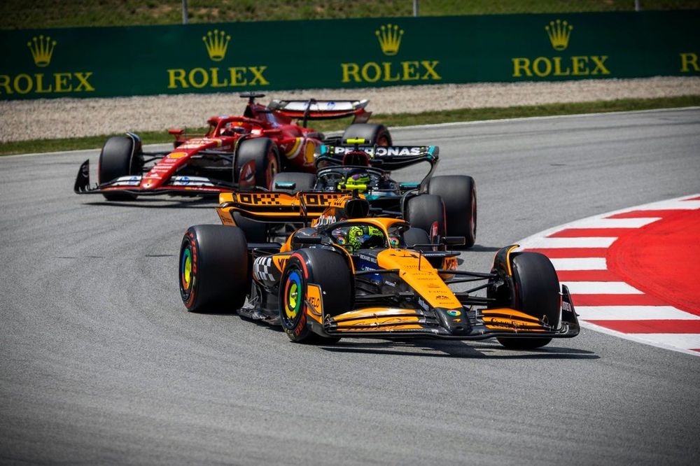 Lando Norris, McLaren MCL38, Lewis Hamilton, Mercedes F1 W15, Charles Leclerc, Ferrari SF-24