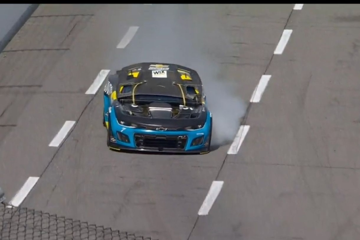 Video: Justin Haley suffers unusual hood failure in Martinsville Cup practice