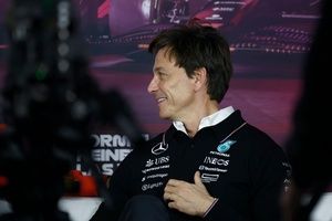 Wolff siguió mirando los tiempos de Hamilton en Australia: "Teníamos tres pilotos"