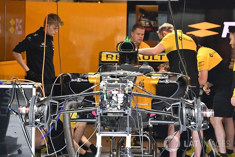 How does a Formula 1 team recruit new staff?