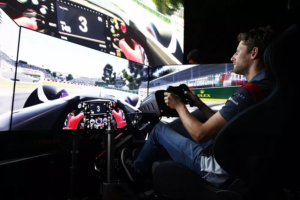 Romain Grosjean, Haas F1 Team toma una vuelta al circuito Gilles Villeneuve en un simulador