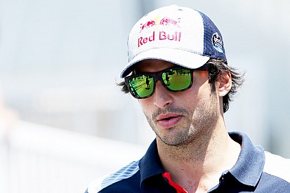 Sainz critica pilotos após relargadas “perigosas” em Baku