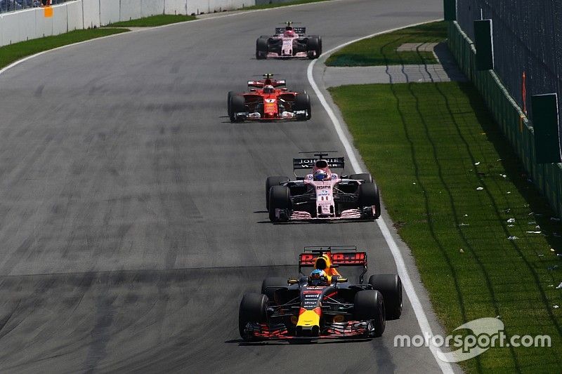 Daniel Ricciardo, Red Bull Racing RB13 y Sergio Pérez, Sahara Force India VJM10