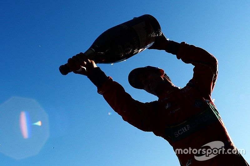 Ganador de la carrera Lucas di Grassi, ABT Schaeffler Audi Sport, rocía el champán en el podio