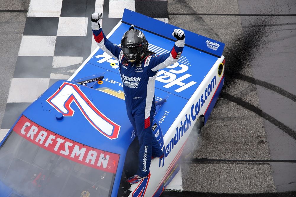 Race winner Kyle Busch, No. 7 Spire Motorsports Chevrolet