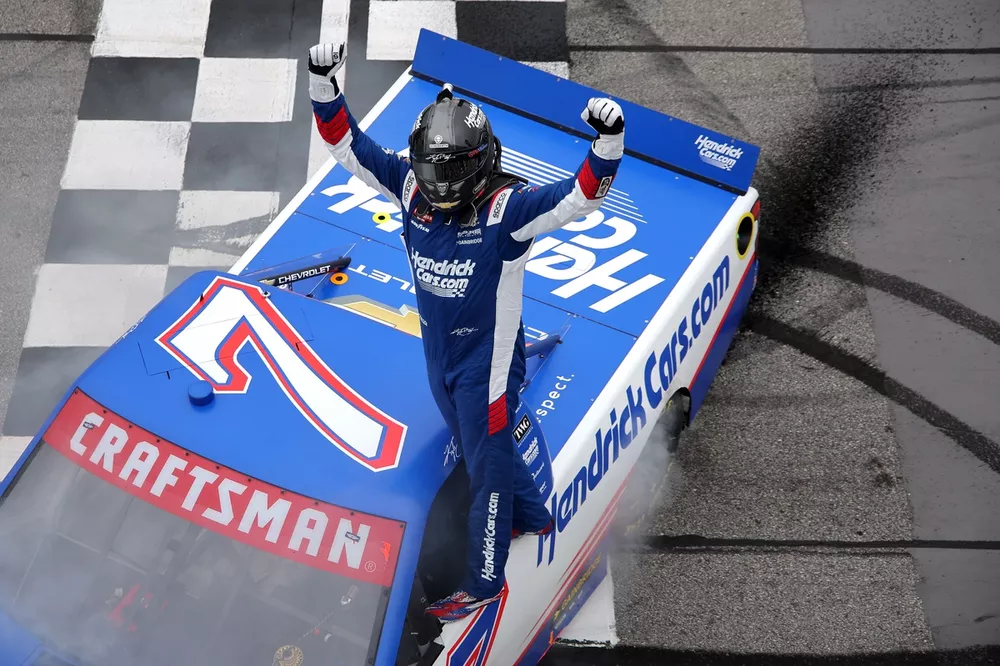 Race winner Kyle Busch, No. 7 Spire Motorsports Chevrolet